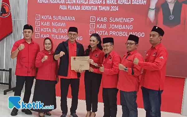 Thumbnail Berita - PDIP Serahkan 7 Rekom dan 1 Surat Tugas di Pilkada Jatim 2024