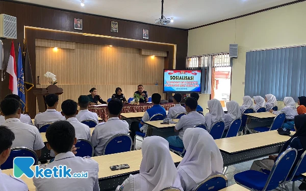 Thumbnail Berita - Siswa SMA Al Izzah Kota Batu dan SMK Pujon Diajak Melek Pilkada