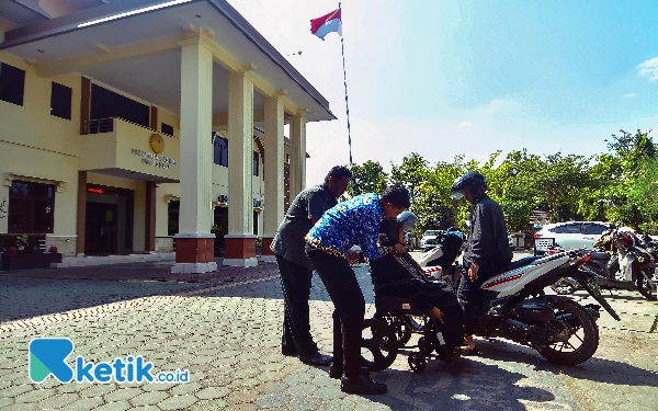 Thumbnail Potret pelayanan berintegritas kepada kaum disabilitas di Pengadilan Agama Purwodadi, Kabupaten Grobogan, Jawa Tengah, Rabu (17/7/2024). (Foto: Achmad Fazeri/Ketik.co.id)