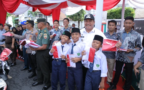 Thumbnail Berita - Memasuki Bulan Agustus, Pemkab Asahan Bagikan Ribuan Bendera Merah Putih