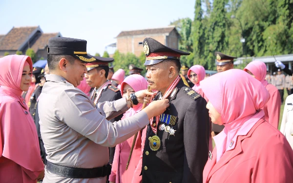 Thumbnail Berita - Polres Madiun Gelar Upacara Purna Bhakti, Penghargaan untuk Anggota Masuki Masa Pensiun