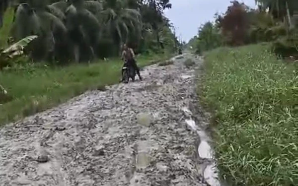 Thumbnail Jalan Rusak di Desa Sei Sembilang Asahan Tak Kunjung Diaspal, Warga: Sudah Banyak Makan Korban