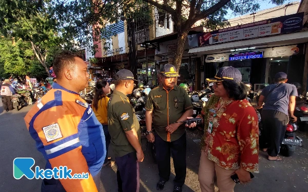 Thumbnail Berita - Dishub Surabaya Tangkap 2 Jukir Liar di Stasiun Pasar Turi