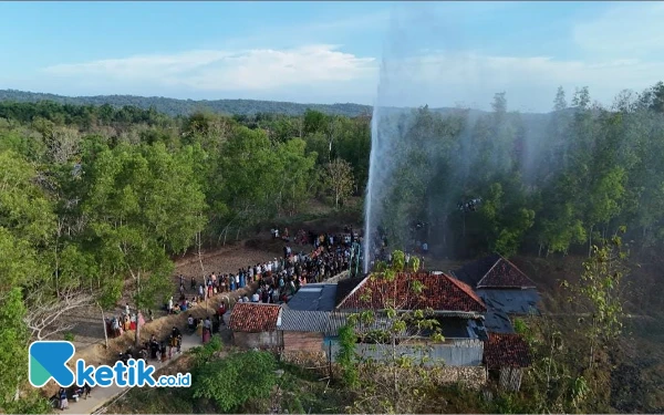 [Berita Foto] Sumur Bor di Madura Keluarkan Air Sangat Deras Tanpa Bantuan Pompa