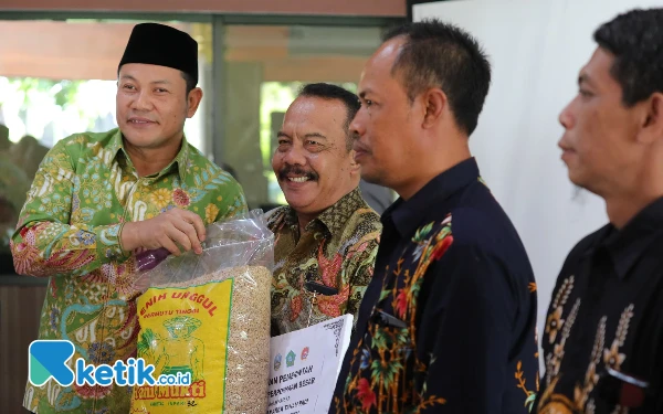 Thumbnail Berita - Plt Bupati Sidoarjo Subandi Serahkan Bantuan untuk Petani agar Tidak Kekurangan Air