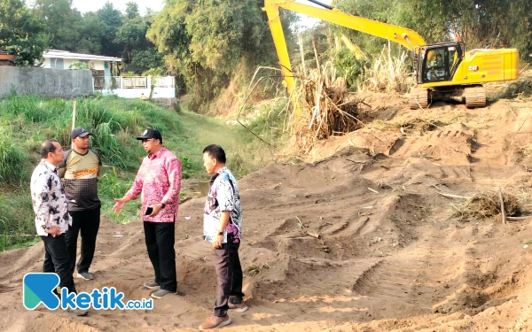 Thumbnail Berita - BPBD Jatim Hadirkan Dua Alat Berat untuk Normalisasi Sungai Laweyan Probolinggo