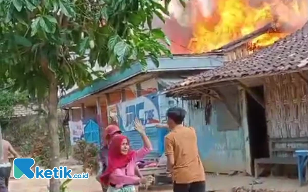 Thumbnail Berita - Video Viral Kebakaran Rumah di Desa Blu'uran Sampang, Pemilik Menangis Histeris