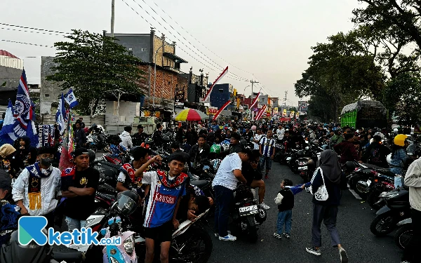 Juara Piala Presiden, Ribuan Aremania Obati Rindu Bertahun Sambut Arema Turun ke Jalan