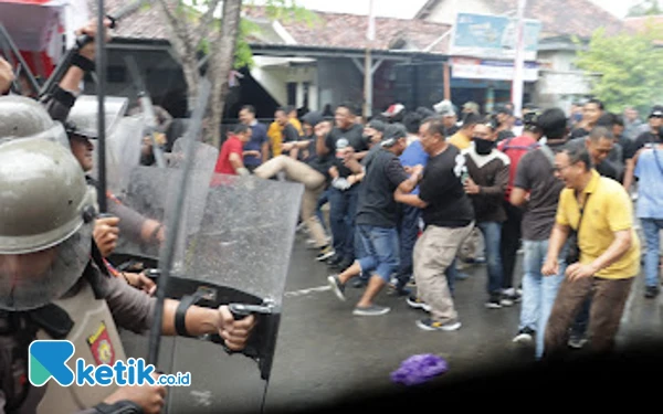 Thumbnail Berita - Ada Kerusuhan Gegara Pendukung Bupati di Pacitan, Ternyata Polres Lagi Lakukan Ini