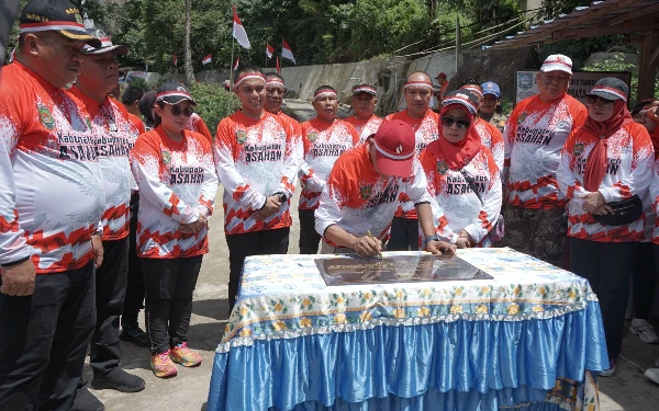 Thumbnail Berita - Peringati HUT RI Ke-79, Pemkab Asahan Kibarkan Bendera Merah Putih Serentak di Air Terjun Ponot