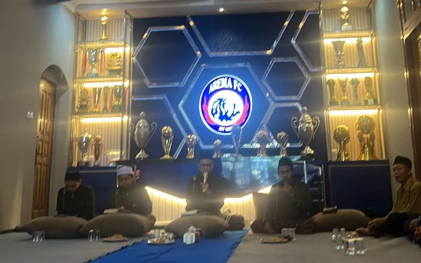 Thumbnail Berita - Arema FC Gelar Khataman dengan Anak Yatim hingga Tahlil untuk Korban Kanjuruhan