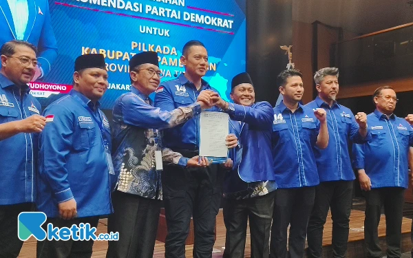 Thumbnail Berita - Rekom Demokrat Lengkapi Syarat KH Kholilurrahman-Sukriyanto untuk Maju di Pilkada Pamekasan