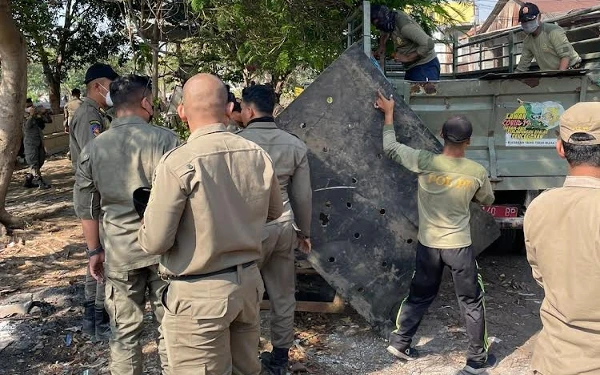 Thumbnail Berita - Sebabkan Kemacetan, Satpol PP Surabaya Tertibkan Barang Bekas di Bantaran Sungai Kali Tebu