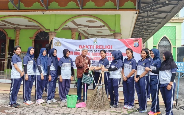 Thumbnail Berita - Bakti Religi Hari Jadi ke-76, Polwan Labuhanbatu Baksos ke Rumah Ibadah