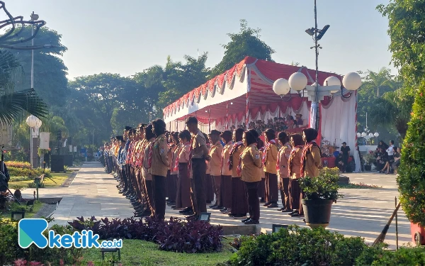 Thumbnail Para peserta Upacara Peringatan Proklamasi Kemerdekaan Ke-79 Republik Indonesia yang digelar di Balai Kota Surabaya. (Foto: Husni Habib/Ketik.co.id)