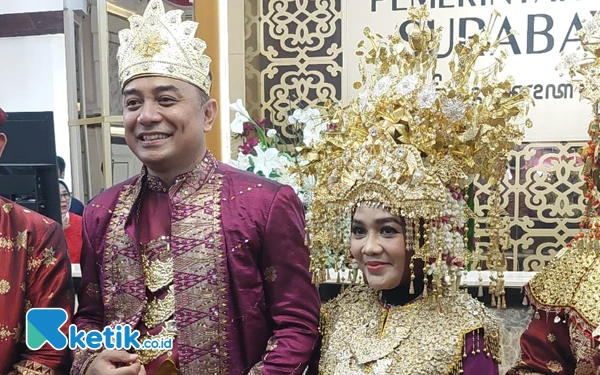 Thumbnail Berita - Bukan Khas Surabaya, Wali Kota Eri Cahyadi dan Istri Malah Kenakan Pakaian Adat Palembang di Upacara HUT ke-79 RI