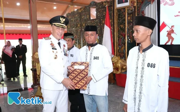 Thumbnail Berita - Usai Pimpin Upacara HUT Ke-79 RI 79, Pj Bupati Bangkalan Serahkan Remisi kepada Puluhan Napi