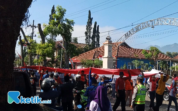 Thumbnail Berita - Tempuh 21 Kilometer, Warga Malang Barat Arak Bendera Raksasa Peringati HUT Ke-79 RI