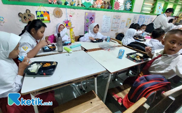 Thumbnail Berita - Pemkot Surabaya Tambah 3 Sekolah untuk Program Makan Bergizi Gratis, Libatkan UMKM Lokal