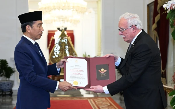 Thumbnail Berita - Presiden Jokowi Terima Penghargaan Grand Collar dari Pimpinan Palestina