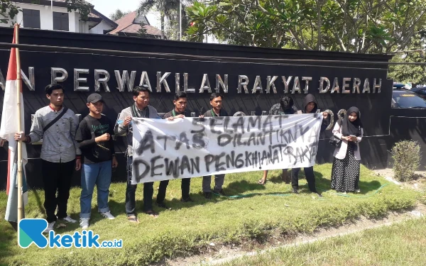 Thumbnail Berita - Mahasiswa Bondowoso Gelar Aksi Kawal Putusan MK saat Pelantikan Anggota Dewan