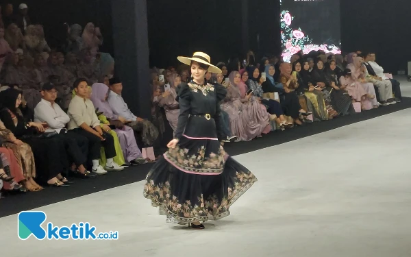 Thumbnail Berita - Gita Orlin Memukau di Surabaya Fashion Parade 2024 dengan Koleksi Bertema Bunga Sepatu