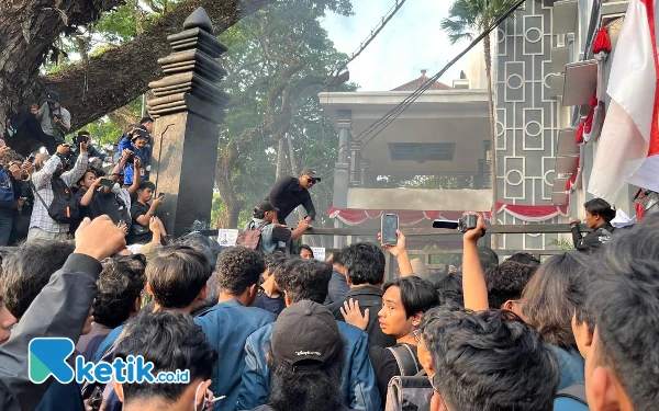 Thumbnail Berita - Besok Anggota Dewan Dilantik, Jadi Alasan Demonstran Tidak Dapat Masuk Ke Gedung DPRD Kota Malang