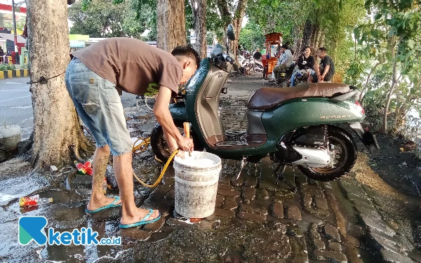 Thumbnail Berita - Sentra Cuci Motor Pinggir Sungai Kebonsari Kota Surabaya Bikin Betah Pelanggan