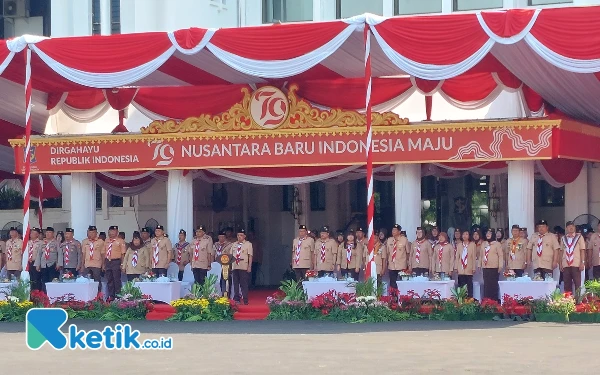 Thumbnail Upacara Peringatan Hari Pramuka yang dipimpin oleh Armuji selaku ketua Kwarcab Surabaya. (Foto: Husni Habib /Ketik.co.id)