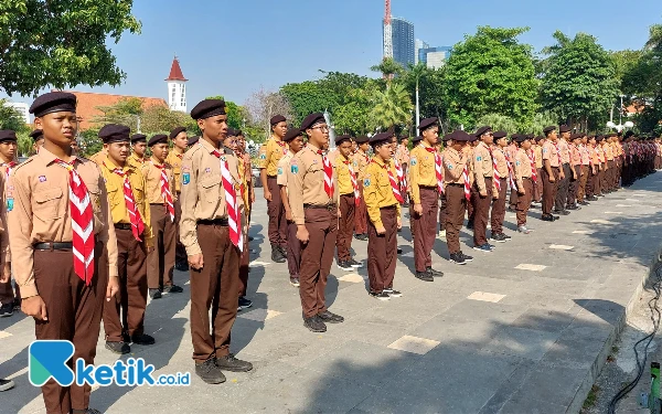 Thumbnail Para peserta Upacara Peringatan Hari Pramuka ke-63 di Balai Kota Surabaya. (Foto: Husni Habib/Ketik.co.id)