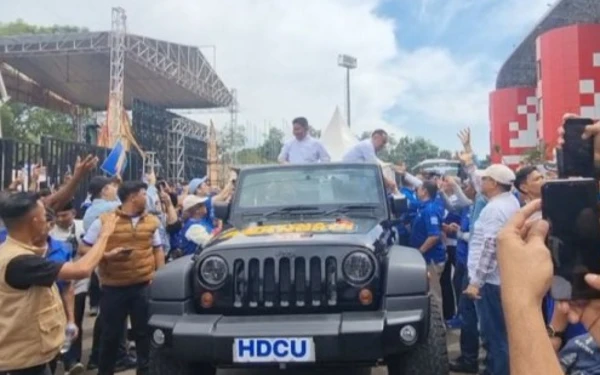 Thumbnail Berita - Dikawal Ribuan Pendukung, HDCU Daftar ke KPU Sumsel Naik Mobil Jeep