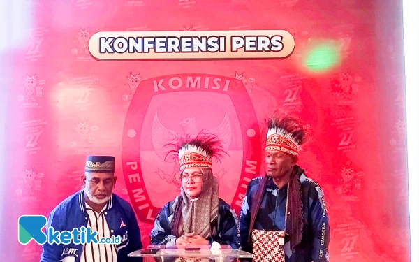 Thumbnail Berita - Pasangan Ria Umlati-Benoni Saleo Resmi Mendaftar, Optimistis Menang di Pilkada Raja Ampat