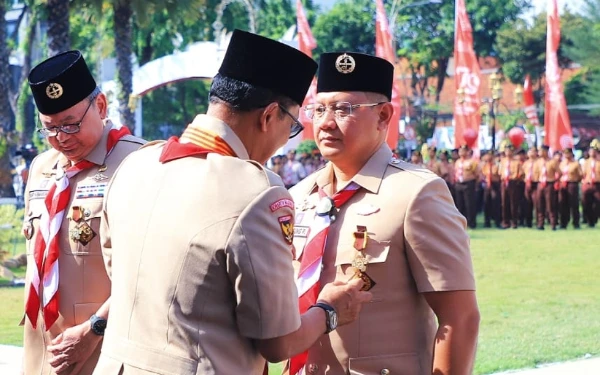 Pj Wali Kota Batu Aries Agung Paewai Terima Penghargaan Lencana Darma Bakti dari Kwarnas Pramuka