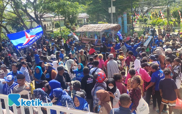 Daftar ke KPU, Ribuan Pendukung Pasangan Cabup Raja Ampat Ria Umlati -Benoni Saleo Membludak