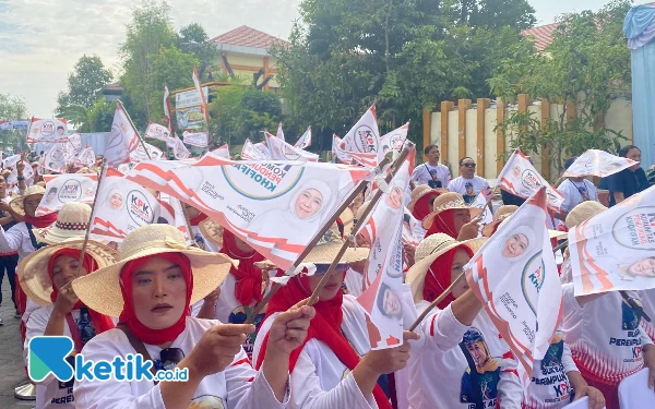 Thumbnail Berita - Ribuan Relawan hingga Tokoh Ulama Jatim Penuhi Rumah Khofifah Jelang Mendaftar ke KPU Jatim