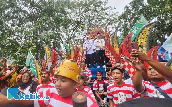 Thumbnail Berita - [Berita Foto] Meriahnya Kirab Rombongan Khofifah-Emil Daftar ke KPU Jatim