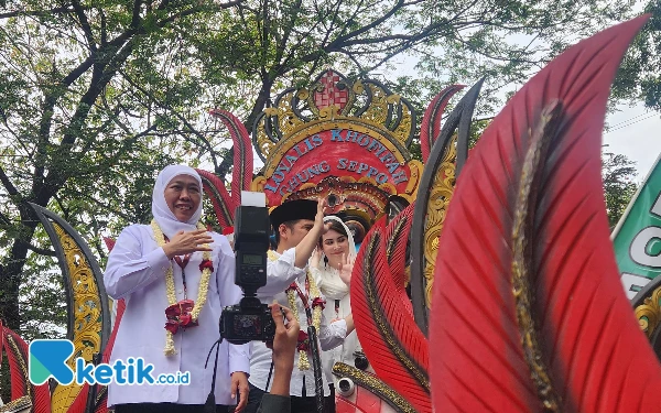 Thumbnail Kirab mengambil rute dari rumah Khofifah di wilayah Jemursari Surabaya menuju kantor KPU Jatim. Ribuan massa pendukung dan masyarakat umum menyambut kirab tersebut dengan meriah (Foto: Naufal/Ketik.co.id)