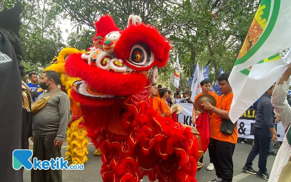 Thumbnail Pertunjukkan Barongsai juga memeriahkan Pawai Khofifah-Emil menuju KPU Jatim. (Foto: Shinta Miranda/Ketik.co.id)