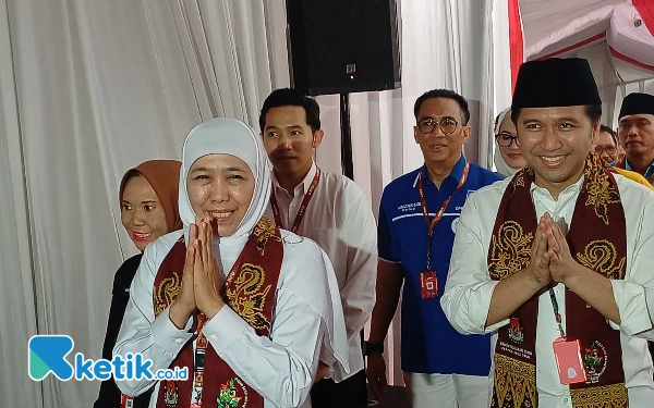 Thumbnail Khofifah-Emil saat tiba di kantor KPU Jatim. Kehadiran duet petahana ini membuat mereka tercatat sebagai Cagub-Cawagub Jatim pertama yang resmi mendaftar dalam kontestasi Pilkada 2024 ini (Foto: Khaesar/Ketik.co.id)