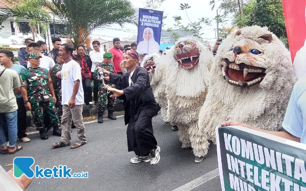 Thumbnail Berita - Mengenal Rontek Singo, Kesenian Khas Bondowoso yang Iringi Pendaftaran Khofifah-Emil ke KPU Jatim