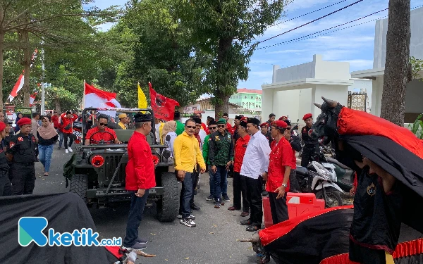 Thumbnail Berita - Golkar Bersama Ribuan Pendukung Lintas Partai Antar Pasangan Bambang-Bayu ke KPU Kota Blitar