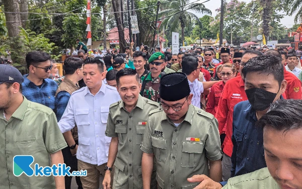 Thumbnail Berita - Ribuan Relawan dan Kader Partai Antar Ratu Dewa-Prima Salam Mendaftar ke KPU Palembang