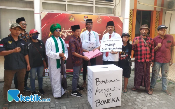 Thumbnail Sindiran, 11 Partai Koalisi Bumbung Kosong Daftarkan Paslon ke KPU Gresik