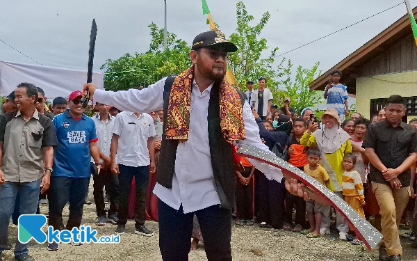 Thumbnail Berita - Hadiri 3 Rangkaian Acara, Bupati Halsel Menari Cakalele di Desa Air Mangga