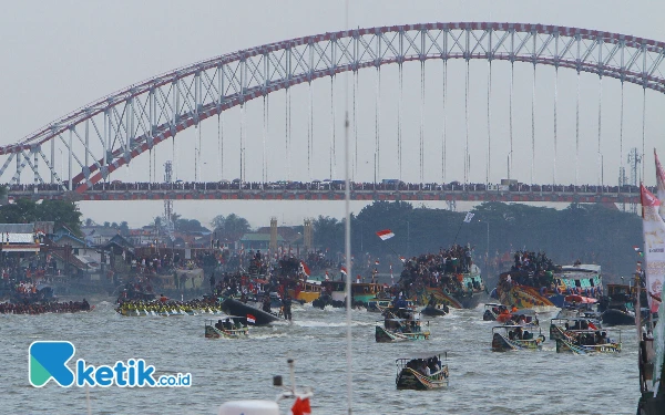 Thumbnail Tampak antusias masyarakat mengiringi peserta festival perahu bidar dengan menggunakan perahu dalam rangka memeriahkan HUT Kemerdekaan Republik Indonesia ke-79 mewarnai Sungai Musi Palembang, Sabtu, 31 Agustus 2024.

Sebanyak 9 peserta lomba bidar dan 22 peserta perahu hias dari instansi pemerintah dan swasta menghibur ribuan warga Palembang yang memadati pinggiran sungai, Pelataran Benteng Kuto Besak, hingga ikut mengiringi perahu bidar di Sungai Musi. Wahyu Rahmanto/Ketik.co.id