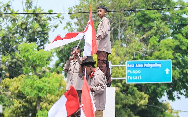 Thumbnail Berita - Meriahkan HUT Ke-79 RI, SMAN 1 Gondangwetan Tampil Memukau di Carnival On The Street