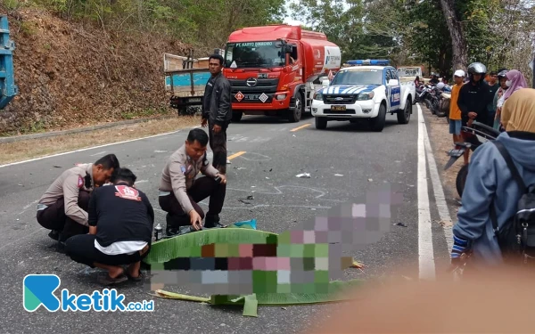 Main HP Saat Berkendara, Pengendara Motor di Pacitan Tewas Diserempet Truk