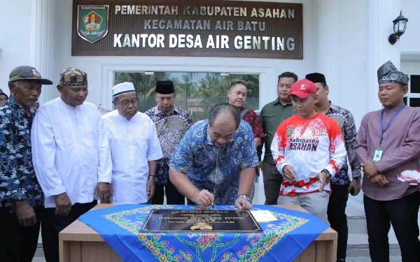 Thumbnail Resmikan Kantor Balai Desa Air Genting, Wakil Bupati Asahan Tanda Tangani Batu Prasasti