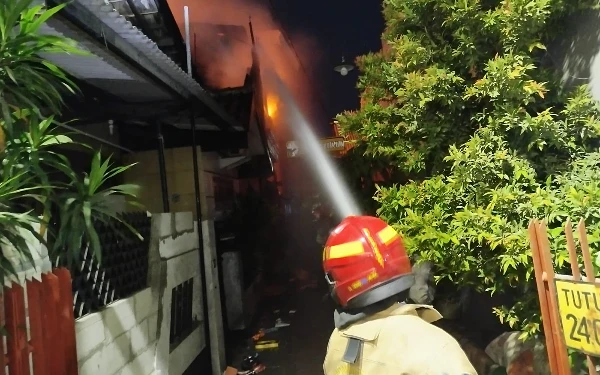 Thumbnail Berita - Berdempetan, 3 Rumah di Kupang Krajan VI Surabaya Hangus Dilalap Si Jago Merah