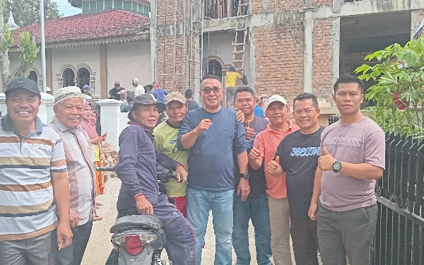 Thumbnail Berita - Ikut Gotong Royong di Masjid Baitul Jalal, Alfin Tekankan Pentingnya Peran Masyarakat